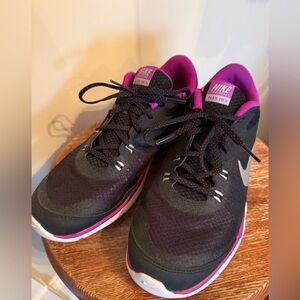 Nike Women’s Black & Magenta Training Sneakers